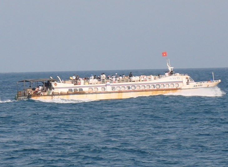 Vượt biển động ra đảo nghỉ Tết