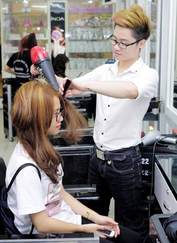Một ca tẩy tóc tại Học viện tóc Louis. Ảnh: M.H