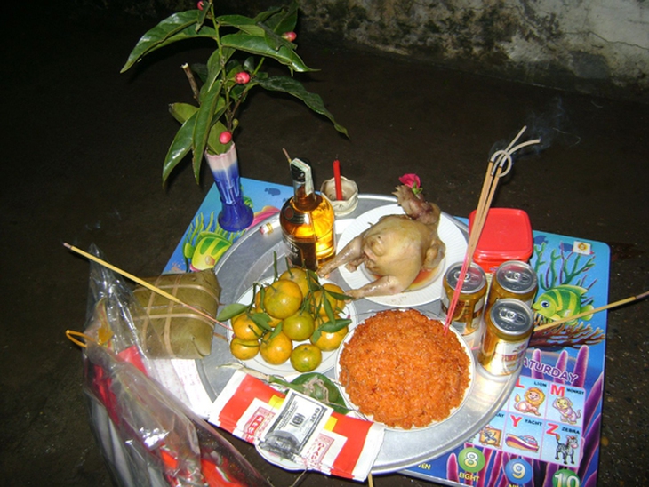 Mâm cúng Giao thừa ngoài trời.