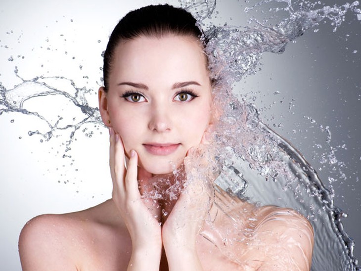 Cho vài hạt muối vào
nước rửa mặt.
