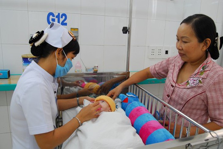 Bé Nìm Cường đang được chăm sóc tại bệnh viện