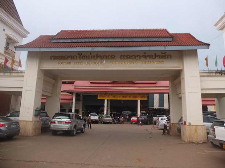 Mặt tiền chợ trông có vẻ không sầm uất nhưng vào bên trong sẽ choáng ngợp với đủ loại hàng hóa