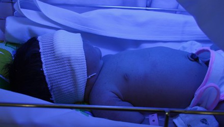 Hiện bé gái đang được chăm sóc đặc biệt tại bệnh viện quận 2