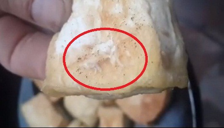 Miếng đậu rán có nhiều giòi bò lổm ngổm. Ảnh cắt từ clip