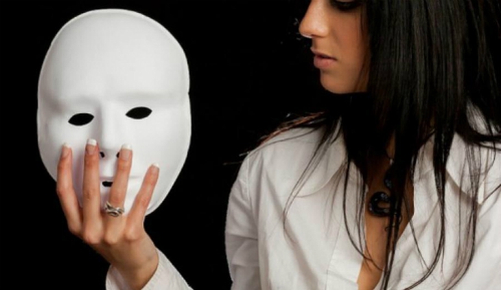 Holding-Fear-Mask-732886508-9922-1421971