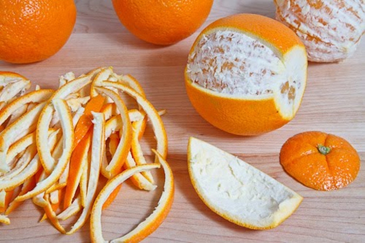 Mẹo đuổi muỗi đơn giản nhất là dùng vỏ cam quýt phơi khô đốt cháy trên lửa