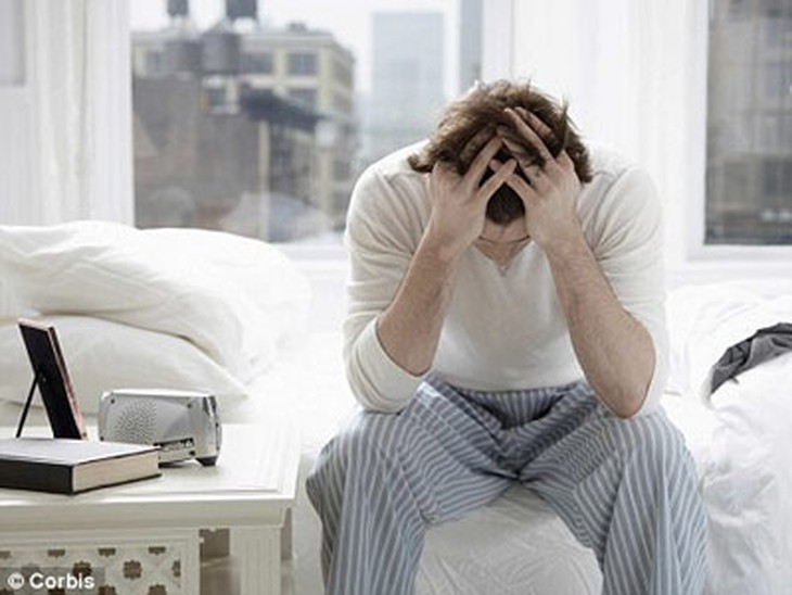 Sốt cao, mệt mỏi kéo dài là một trong những dấu hiệu điển hình của suy tuỷ xương.