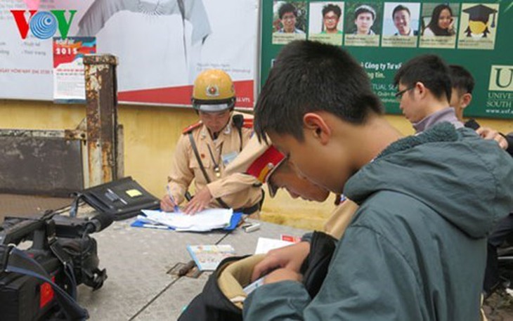 hoc sinh, sinh vien phai doi mu bao hiem khi tham gia giao thong hinh 0