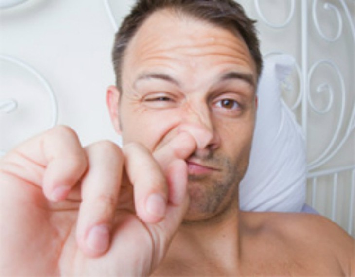 Ngoáy mũi nhiều có thể khiến cho lớp niêm mạc mũi bị tổn thương, rách, thậm chí làm vỡ mạch máu và gây chảy máu mũi