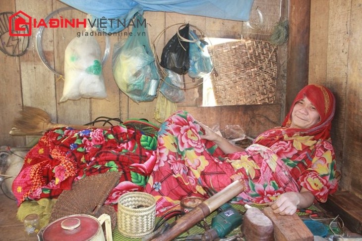 “Dị nhân” Lô Văn Yên sống một mình trong căn lều nhỏ trên đồi cao
