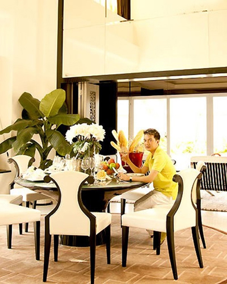Đàm Vĩnh Hưng chọn phong cách ấn tượng, quý phái cho ngôi biệt thự ở quận 10, TP HCM của mình. Ông hoàng hàng hiệu của showbiz Việt vẫn luôn ưa thích gam màu trắng, ngay cả trong phòng bếp.