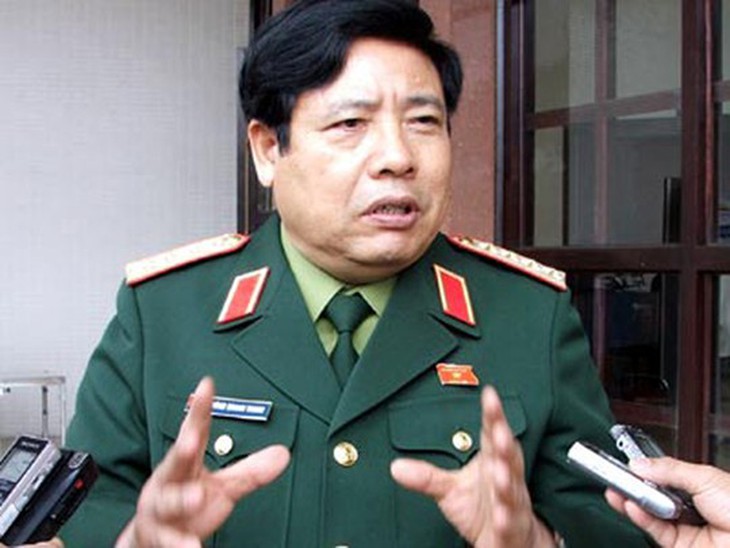 Bộ trưởng Phùng Quang Thanh trong một lần trả lời phỏng vấn báo chí bên hành lang Quốc hội
