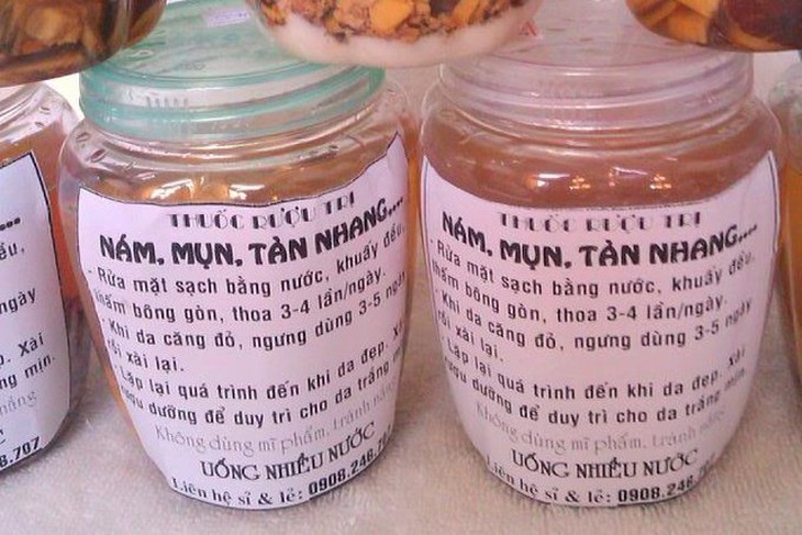 Cẩn trọng khi sử dụng rượu thuốc trị mụn không rõ nguồn gốc. Ảnh: T.G