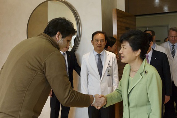 Tổng thống Hàn Quốc Park Geun-hye (trái) bắt tay thăm hỏi Đại sứ Mỹ 