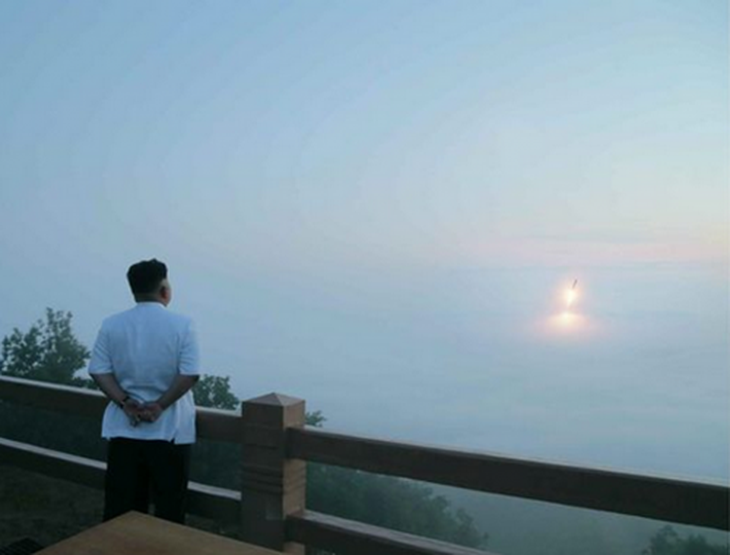 Lãnh đạo Triều Tiên Kim Jong-un thị sát một cuộc tập trận phóng tên lửa. Ảnh: KCNA.