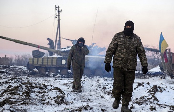 Binh sỹ Ukraine cùng xe tăng tại Donetsk (Ảnh: