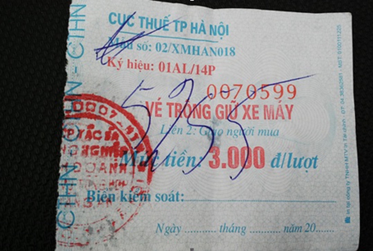 Vé in rõ 3.000 đồng/lượt xe máy nhưng thực chất người dân bị thu cao gấp đôi
