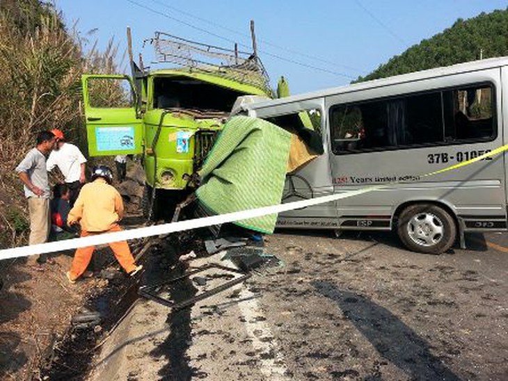 Người dân bàng hoàng trước vụ tai nạn thảm khốc.