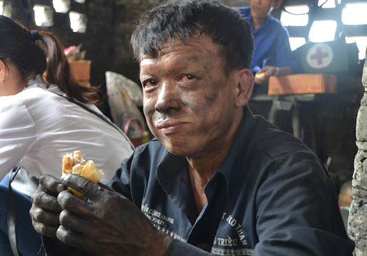 Dao “duong mau” giai cuu 2 cong nhan ket trong lo than
