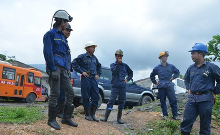 Dao “duong mau” giai cuu 2 cong nhan ket trong lo than