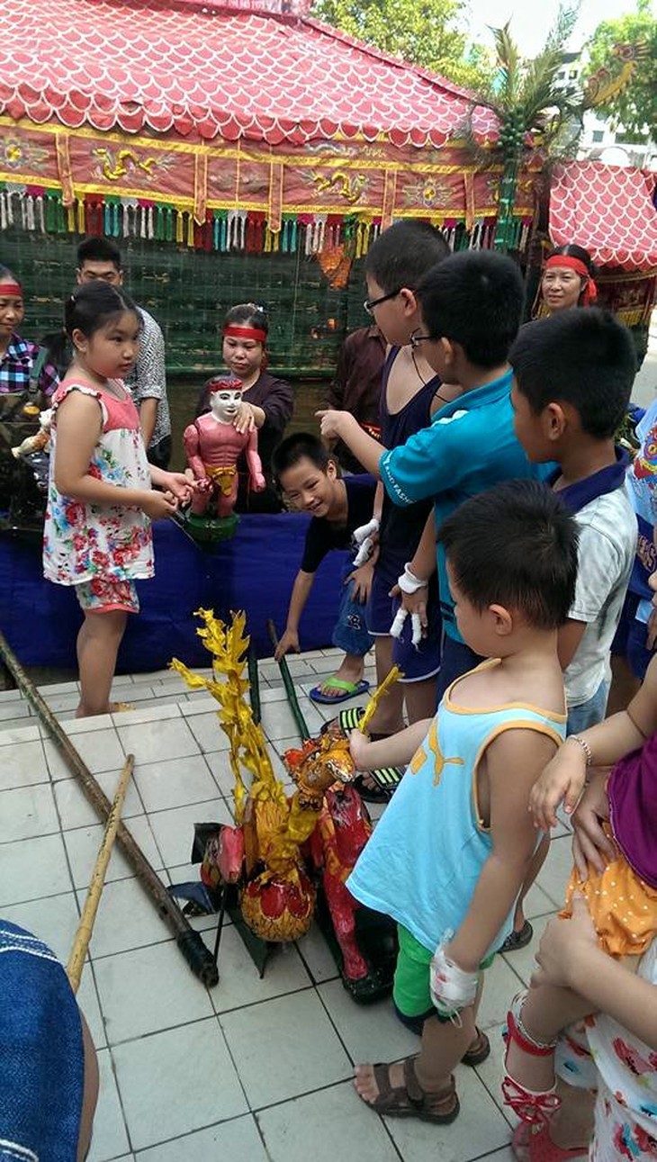 Các nghệ nhân giao lưu với các bé.