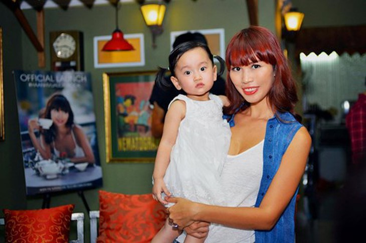 Siêu mẫu cũng rất thân thiết với vợ mới của Vũ Huy cũng như bé Nhi - cô con gái mới sinh của ông.