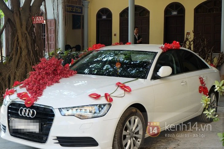 Công Vinh nắm chặt tay Thủy Tiên trong đám cưới đầu tiên của năm 2015 12