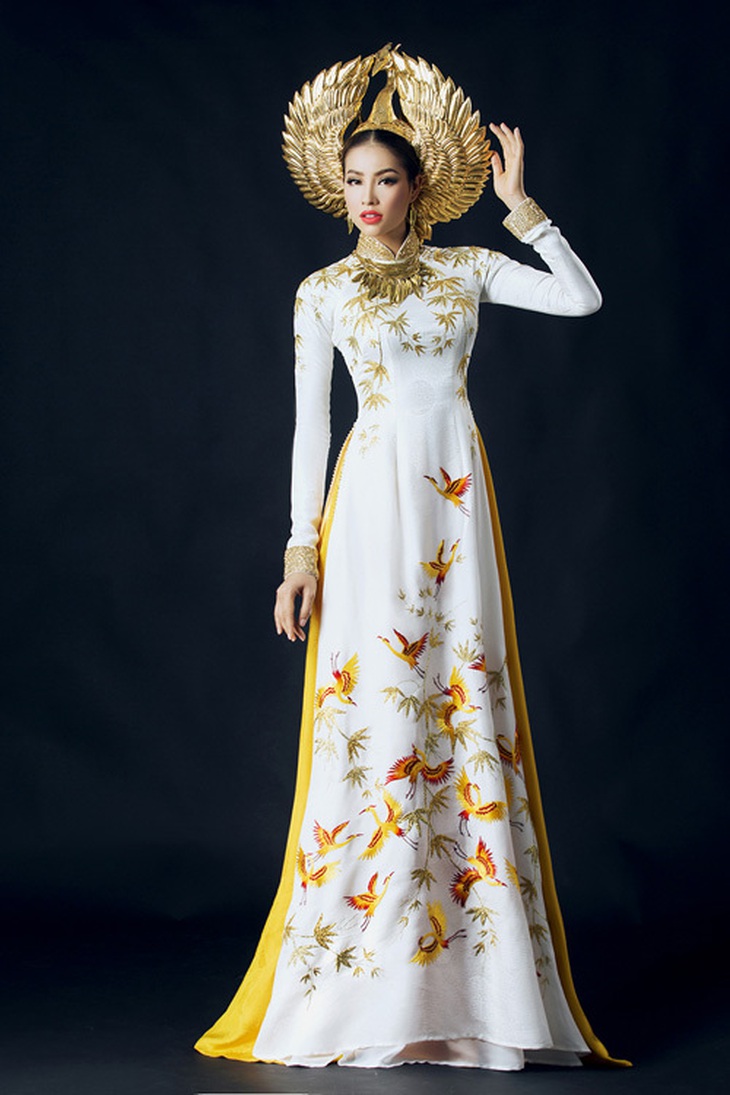Hai bộ áo dài nhũ vàng của Phạm Hương ở Miss Universe