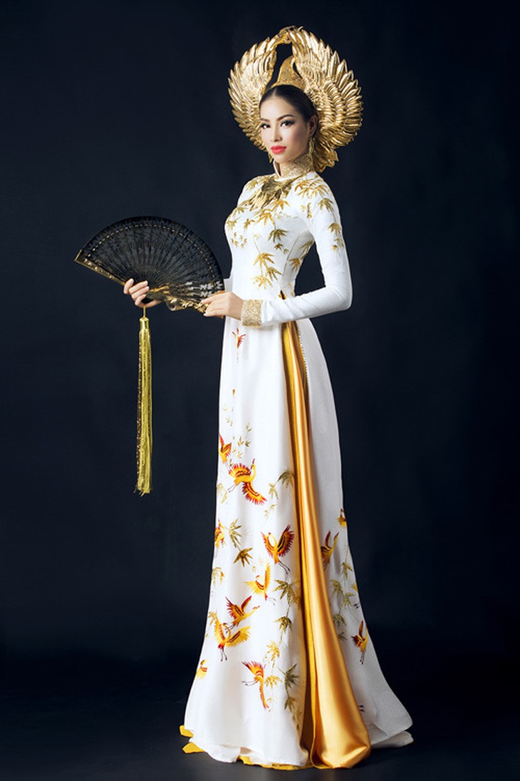 Hai bộ áo dài nhũ vàng của Phạm Hương ở Miss Universe