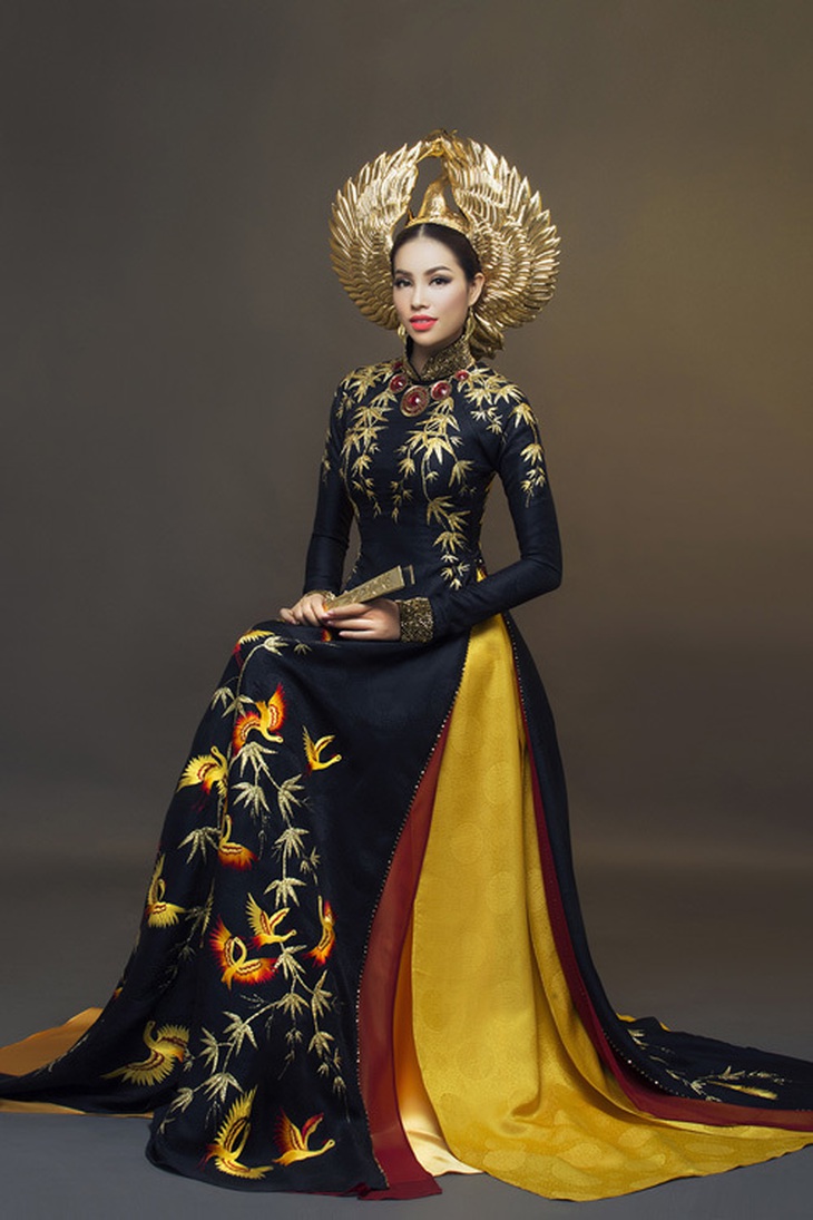 Hai bộ áo dài nhũ vàng của Phạm Hương ở Miss Universe