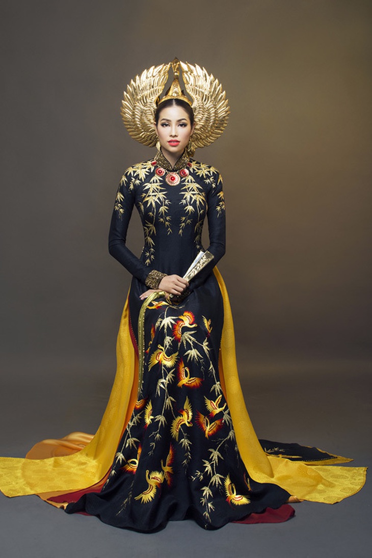 Hai bộ áo dài nhũ vàng của Phạm Hương ở Miss Universe