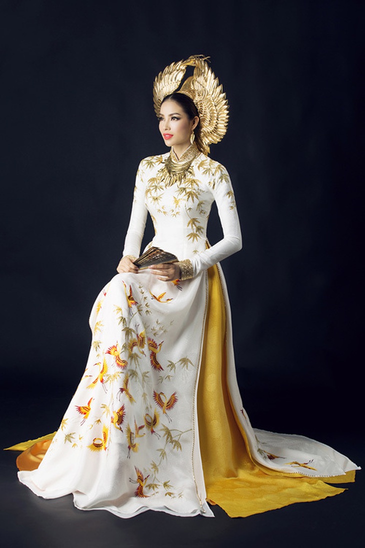 Hai bộ áo dài nhũ vàng của Phạm Hương ở Miss Universe