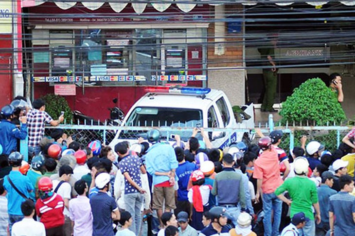 Cảnh sát đang bao vây ngân hàng. Ảnh: Thái Hà
