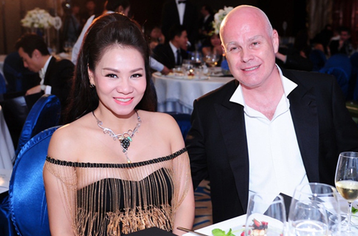 Trong đêm gala dinner này, các khách mời đã rất nhiệt tình tham gia đấu giá những vật phẩm có giá trí để đóng góp vào quỹ hỗ trợ cho 3 tổ chức Save Vietnams Wildlife, Stop Ivory và Hiệp hội doanh nhân cựu chiến binh Việt Nam mà Thu Minh trực tiếp chỉ định. Chỉ tính riêng số tiền thu được từ các vật phẩm đấu giá đã lên con số hơn 200.000 USD (hơn 4,2 tỷ đồng).