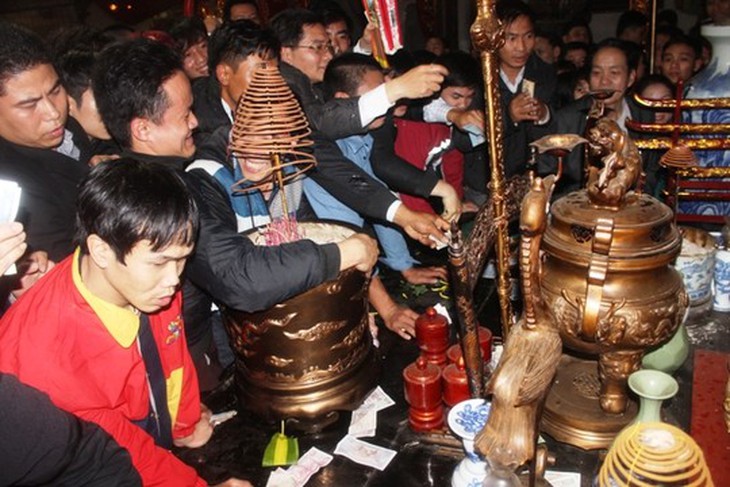 Ném tiền, xoa tiền vào kiếm, bát hương, lư đồng...