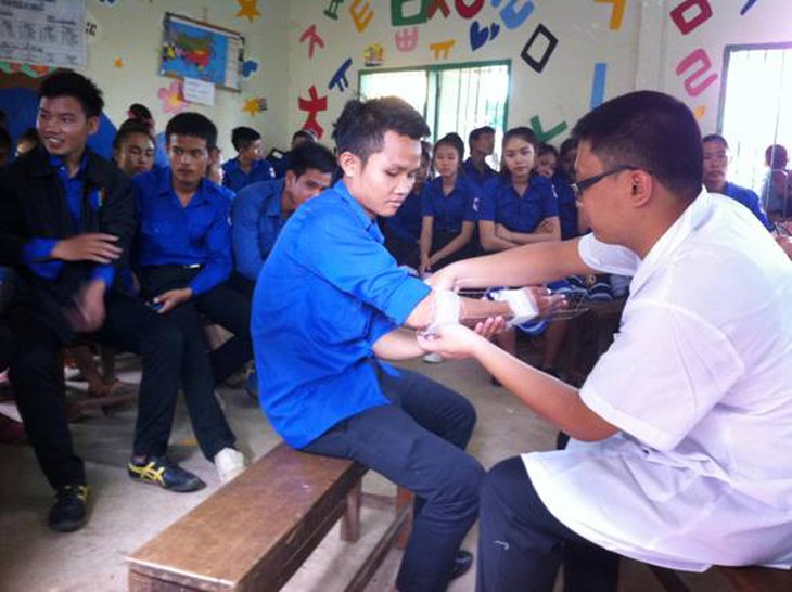 Đào tạo sơ cấp cứu cho các giáo viên và cán bộ Đoàn tại Lào.