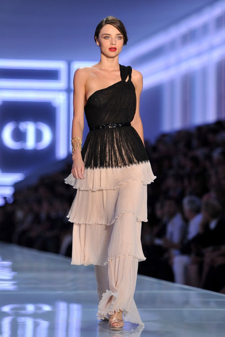 Miranda Kerr trình diễn trong show của Christian Dior, năm 2012
