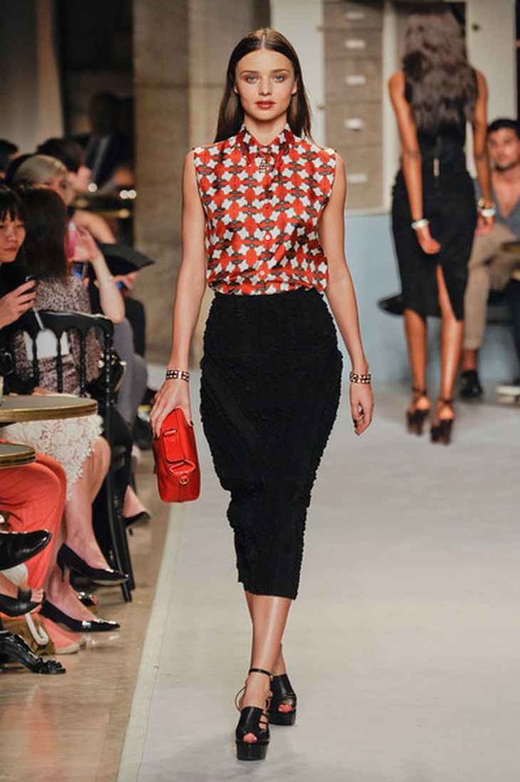 Miranda Kerr trình diễn trong show của Loewe, năm 2012
