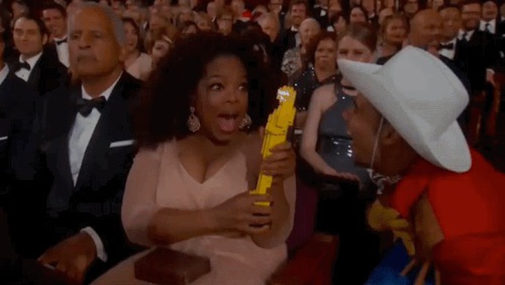 Oprah Winfrey ngỡ ngàng khi được tặng đồ chơi Lego giữa tiết mục Everything is Awesome.