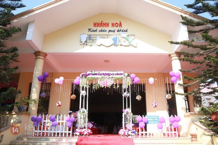 Công Vinh nắm chặt tay Thủy Tiên trong đám cưới đầu tiên của năm 2015 17