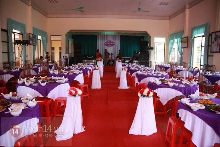 Công Vinh nắm chặt tay Thủy Tiên trong đám cưới đầu tiên của năm 2015 18