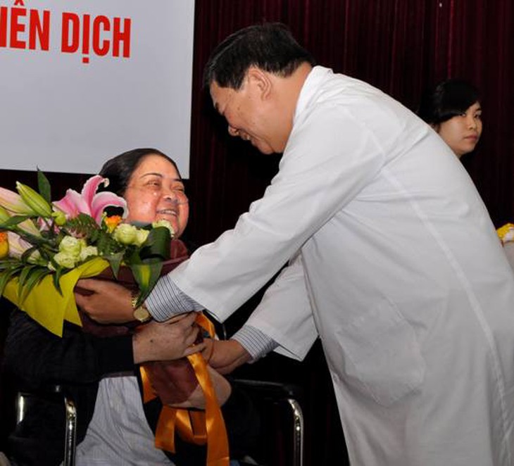 TS. Nguyễn Quốc Anh, GĐ BV Bạch Mai chúc mừng bệnh nhân ra viện. Ảnh: Thế Anh.