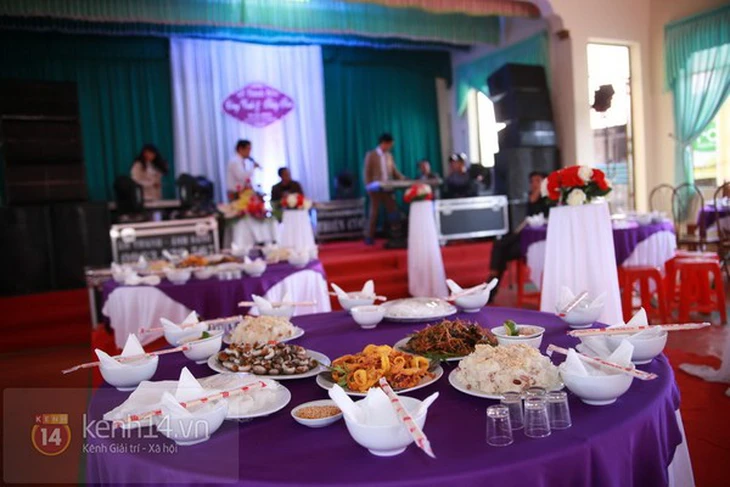 Công Vinh nắm chặt tay Thủy Tiên trong đám cưới đầu tiên của năm 2015 19