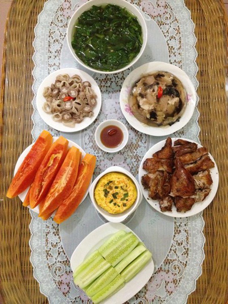 Bo thuc don voi 100 bua com he cua ba me hai con dam dang