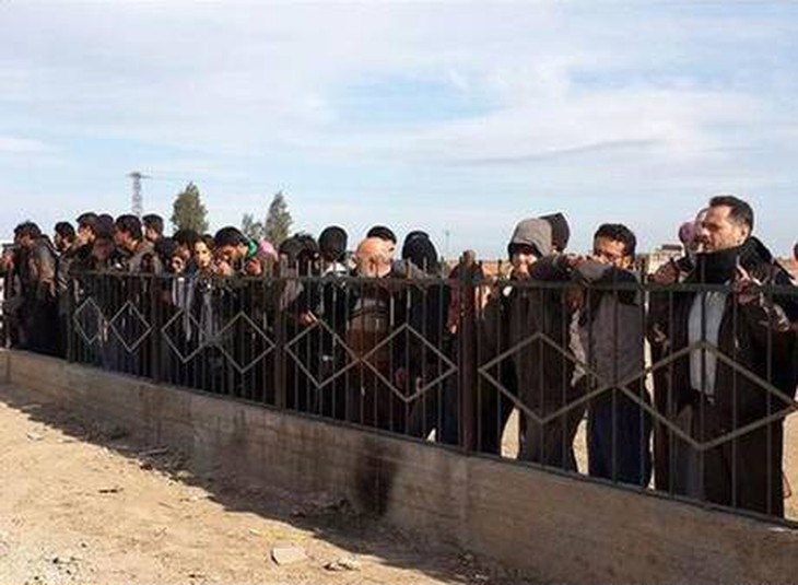 Đám đông đứng xem cảnh hành quyết ở vùng nông thôn TP Raqqa. Ảnh: Independent