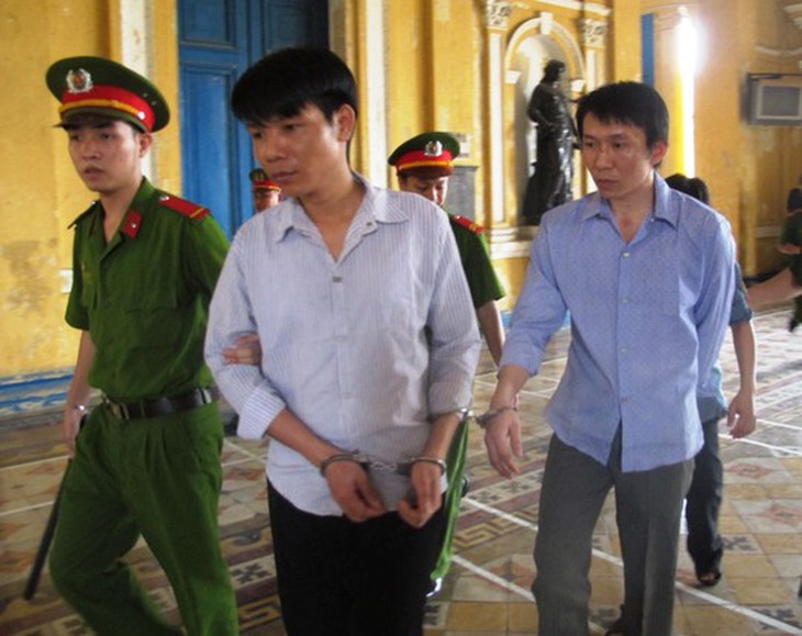 Bị cáo ra xe dẫn giải sau khi toà tuyên án