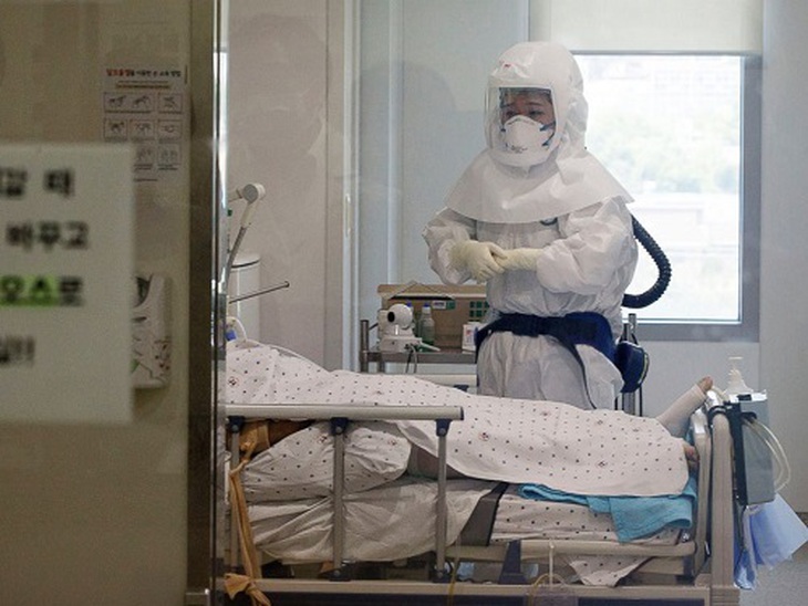 Các nhân viên y tế phải đảm bảo trang phục bảo hộ khi chăm sóc người bệnh. Ảnh: Abcnews