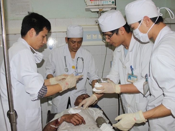 Các bác sỹ đang tích cực cứu chữa cho nạn nhân vụ tai nạn.