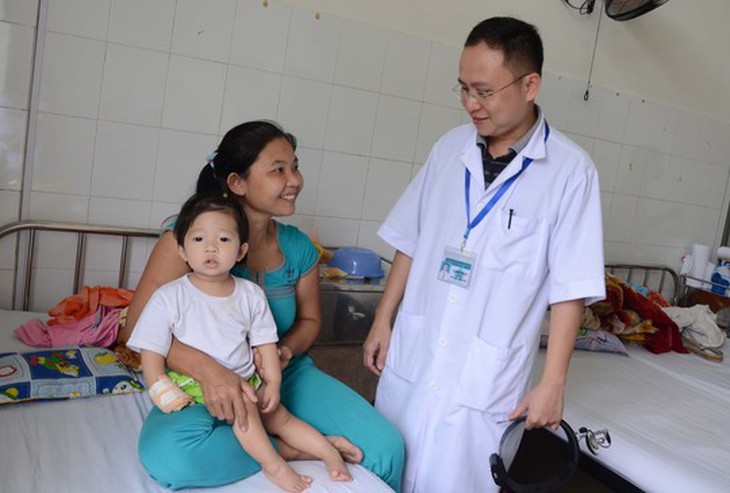2.Bệnh nhi Ngân đang được các bác sĩ theo dõi ở bệnh viện sau khi phẫu thuật lấy hạt dưa ra khỏi khí quản