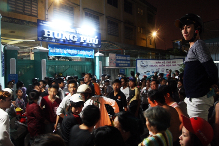 Nam thanh niên mặc quần đùi, ở trần, người dính đầy máu - nghi là hung thủ - thấy vậy liền bỏ chạy lên tầng trên căn nhà và phóng qua nóc sân thượng nhà bên cạnh. Một số dân phòng trèo lên nóc nhà đuổi theo nhưng hắn nhảy vào vào trường tiểu học Hưng Phú, mất dạng.